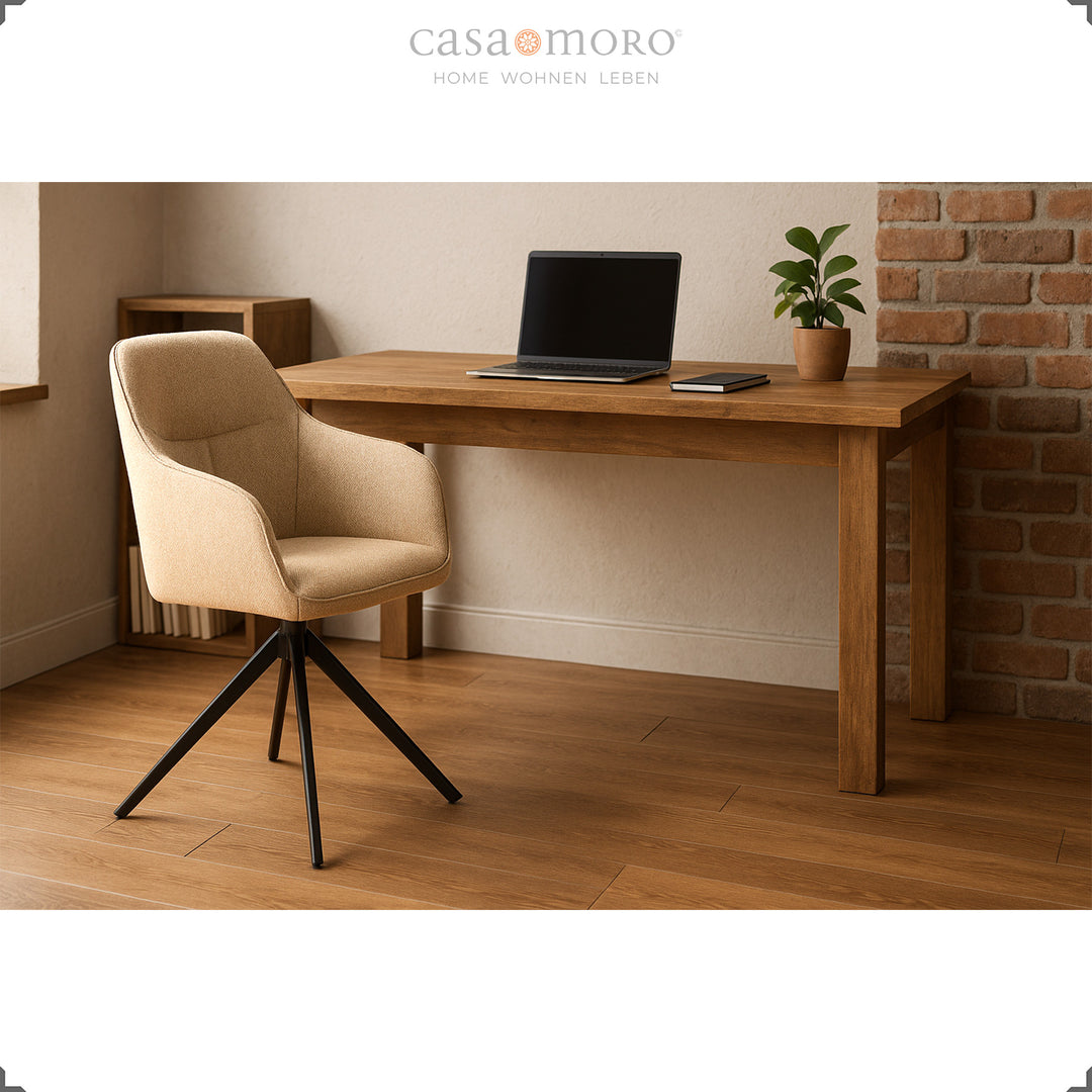 360° drehbarer Polsterstuhl mit Armlehnen in Beige an einem Holztisch mit Laptop, moderner Arbeitsplatz im Homeoffice mit warmem Licht und Backsteinwand