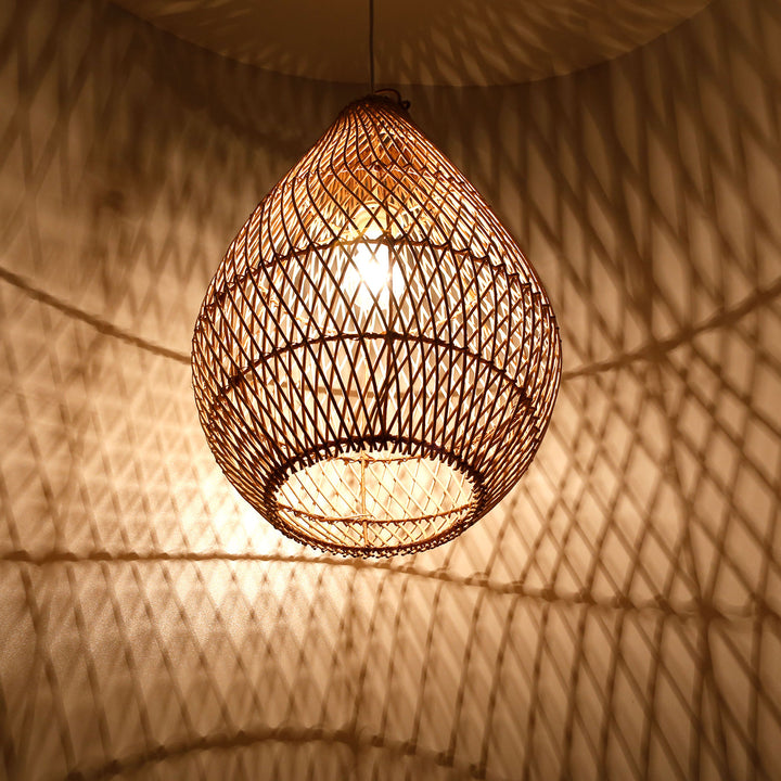Tropfenförmige Deckenleuchte aus handgeflochtenem Rattan mit warmem Licht und dekorativem Schattenspiel