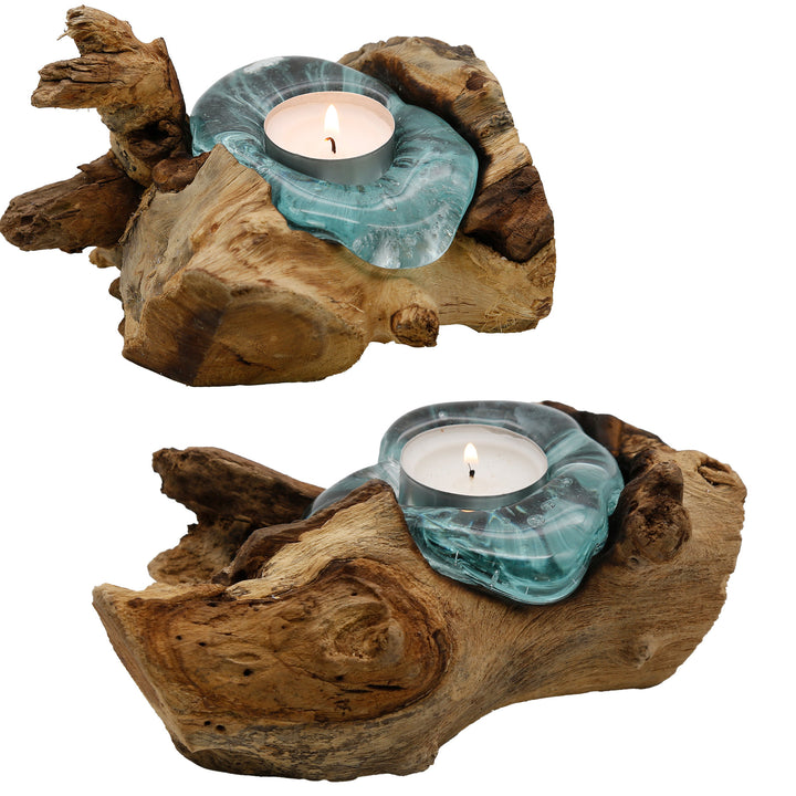 Zwei Varianten des Teelichthalters aus Glas und Wurzelholz, jeweils mit einzigartiger Form und warm leuchtendem Teelicht.