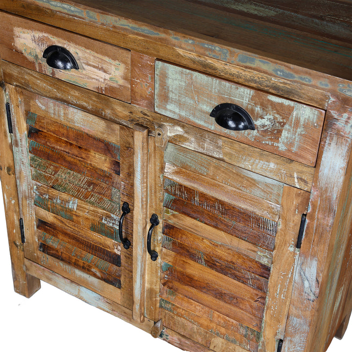 Detailansicht eines Highboards aus massivem Holz mit Schubladen, Türen und sichtbarer Altholz-Struktur