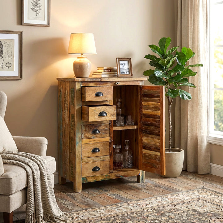 Highboard aus massivem Holz im Wohnzimmer, geöffnete Tür und Schubladen, warme Landhaus-Atmosphäre