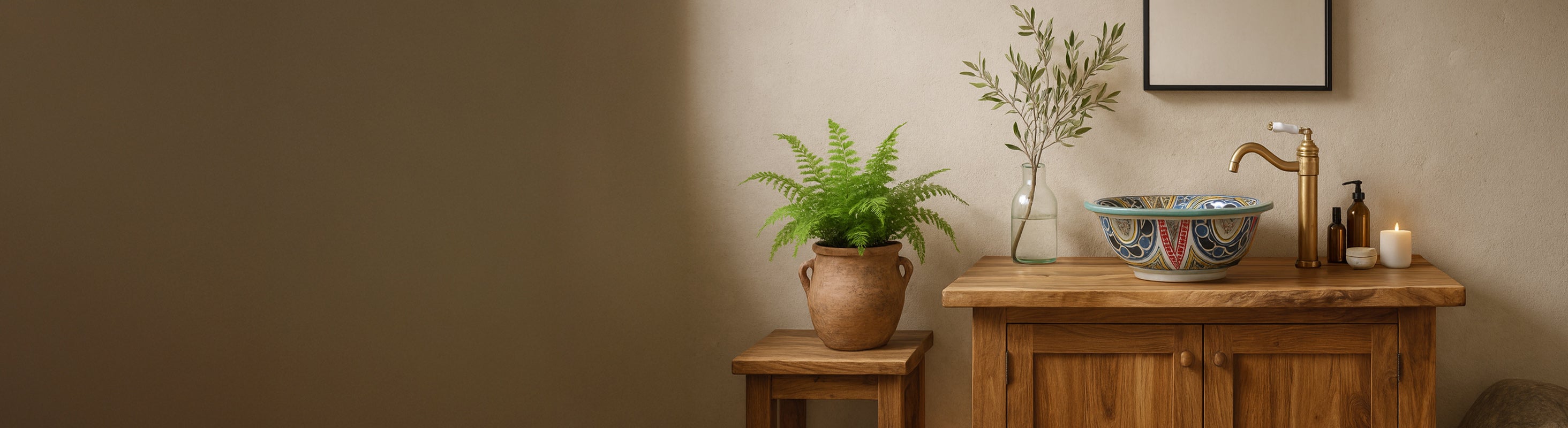 ceramic sink – Stimmungsvolles Landhausbad mit weißer Kachelwand, Naturstein, rustikalem Holzwaschtisch und farbenfrohem marokkanischen Keramik-Waschbecken