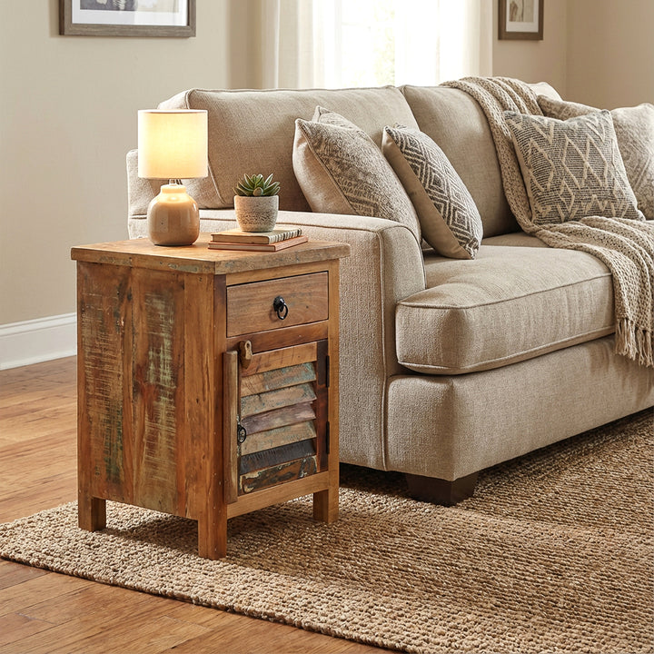 Kommode aus massiv Holz als Beistelltisch neben Sofa, wohnliche Szene mit warmem Licht