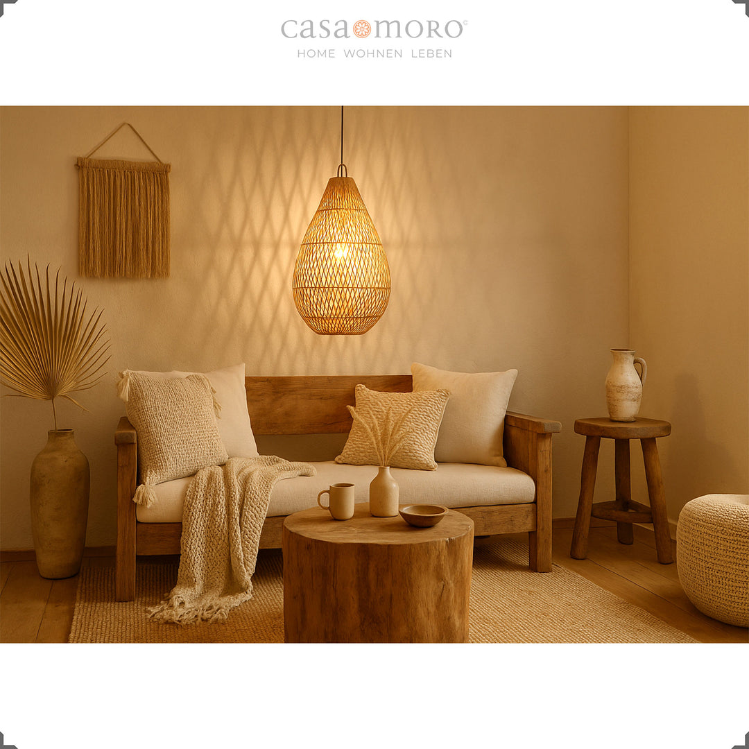 Rattan-Lampe in Tropfenform, spendet warmes Licht und sorgt für gemütliche Atmosphäre im Wohnzimmer