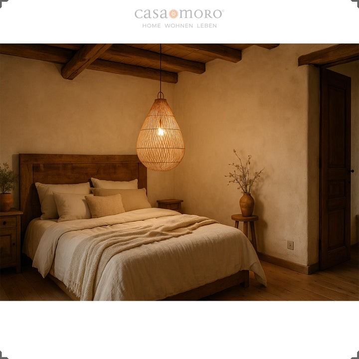 Rattan-Lampe in Tropfenform als Deckenleuchte im Schlafzimmer, spendet warmes Licht und sorgt für Behaglichkeit