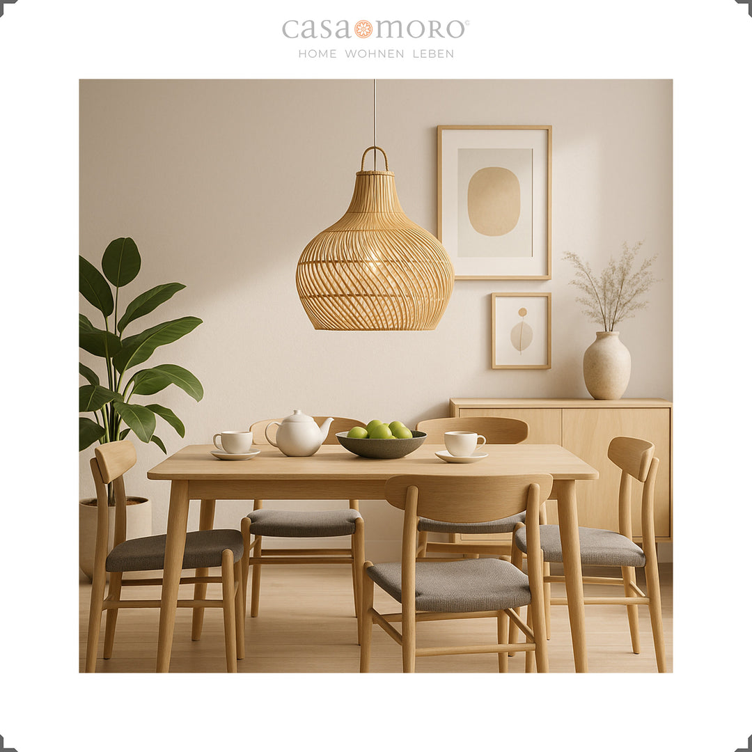 Rattan-Lampe über einem Esstisch im hellen Esszimmer, handgefertigt und mit sanftem Lichtspiel