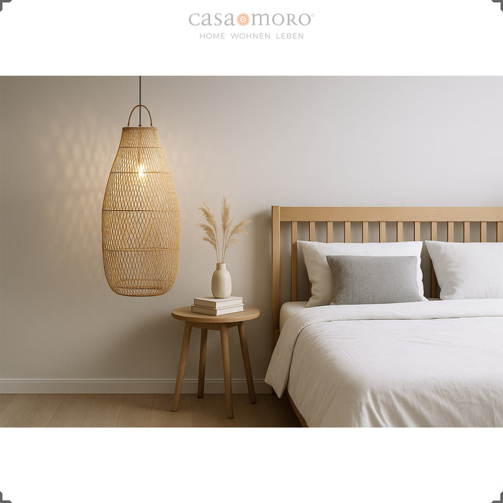 Große Rattanlampe neben Bett im Schlafzimmer, natürliches Licht und harmonische Einrichtung