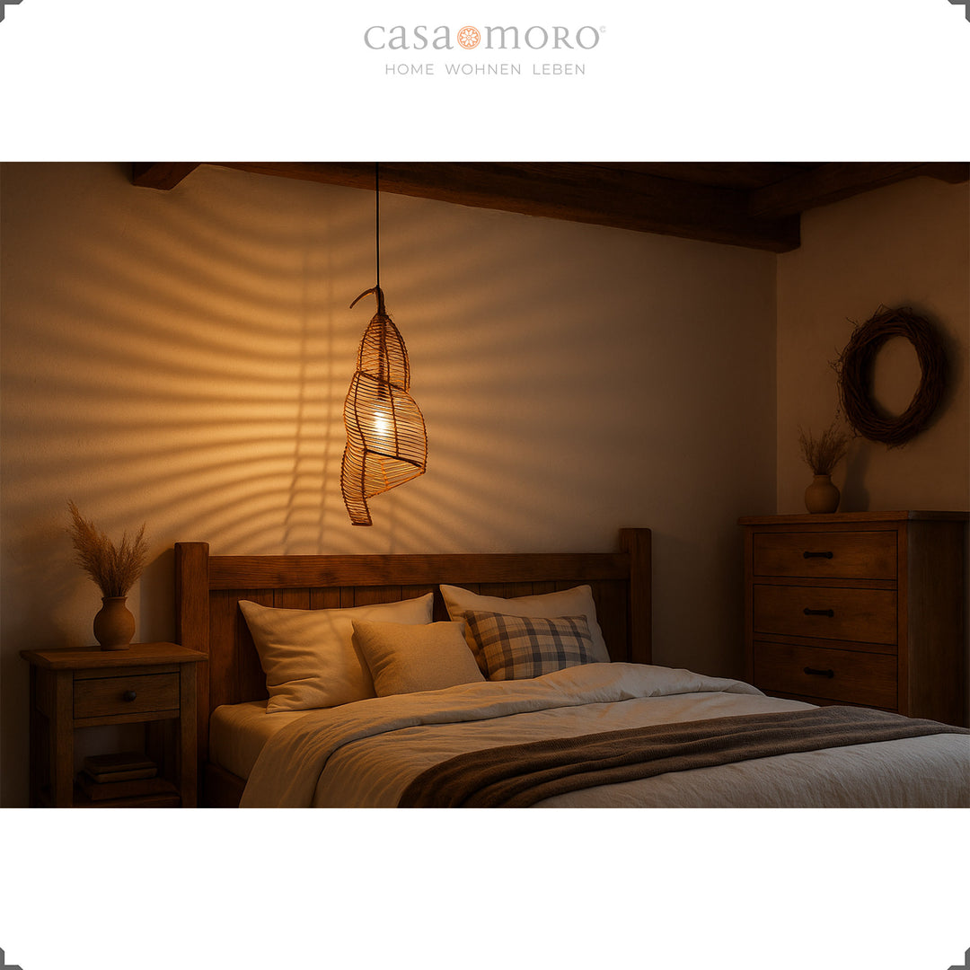 Rattan-Lampe als Hängelampe im Schlafzimmer, erzeugt warmes Licht und natürliche Behaglichkeit