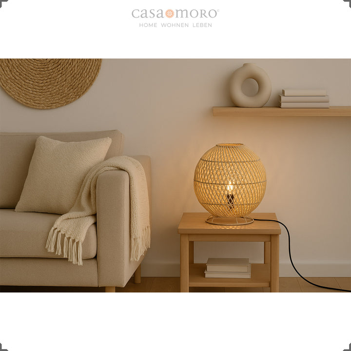 Runde Rattan Tischleuchte auf Beistelltisch neben Sofa, warmes Licht und natürliche Einrichtung
