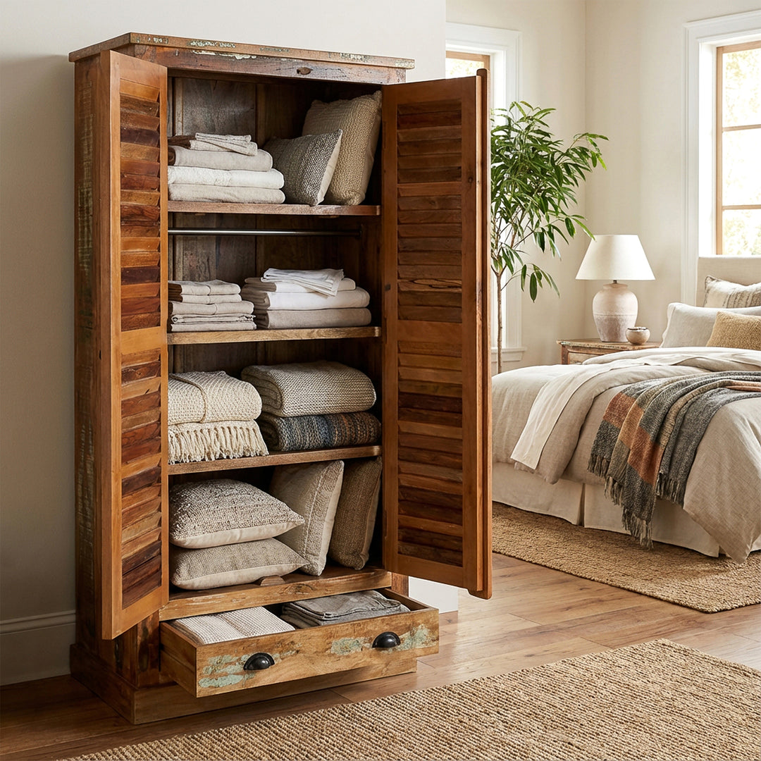 Schrank aus massivem Holz und Altholz im Landhausstil, offen im Schlafzimmer platziert