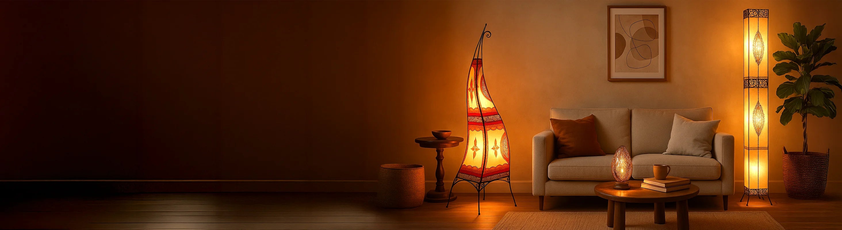 floor lamps – Wohnzimmer mit handgefertigten Stehlampen aus Leder und Metall – stimmungsvolle Beleuchtung neben Sofa und Couchtisch