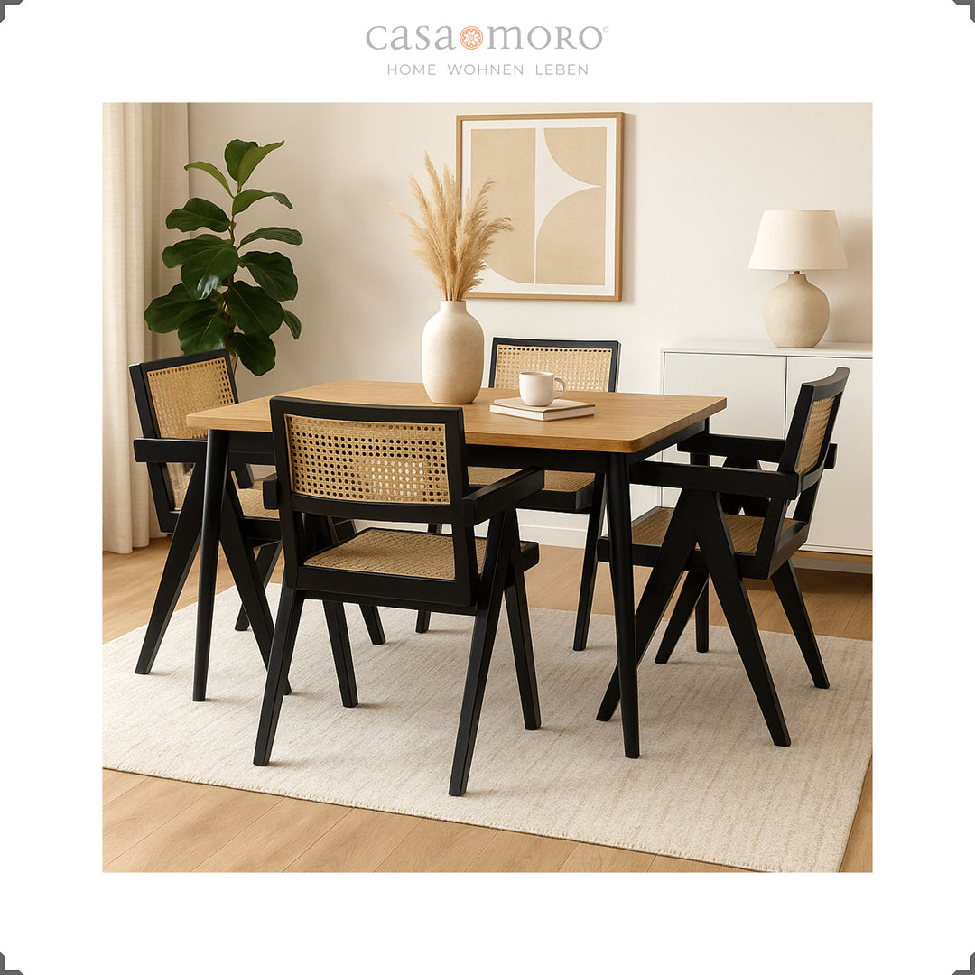 Schwarze Armlehnstühle mit Wiener Geflecht um einen Holztisch, elegantes Esszimmer mit warmen Naturtönen