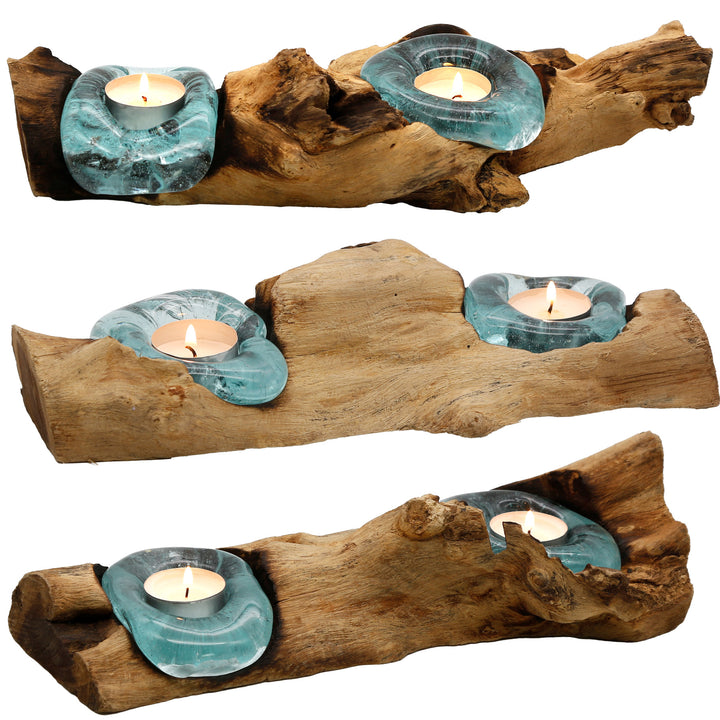 Längliche Teelichthalter aus Glas und Wurzelholz in drei Varianten, jede mit eigener Form und warm leuchtendem Teelicht