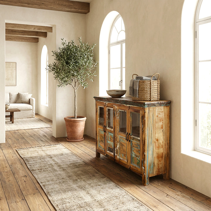 Sideboard aus Massivholz mit Glastüren im Flur als Stauraum im Vintage-Stil